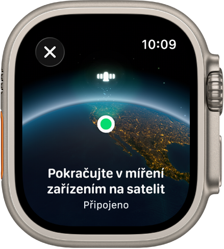 Obrazovka, na níž je nad zakřiveným pohledem na Zemi vidět ikona satelitu, zelený indikátor připojení a text „Zachovejte nasměrování na satelit“.