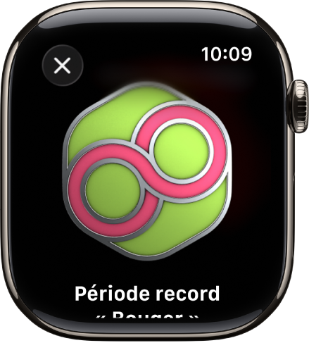Apple Watch montrant la réalisation d’un trophée. Sous le trophée se trouve sa description. Vous pouvez faire glisser le trophée pour le faire pivoter.