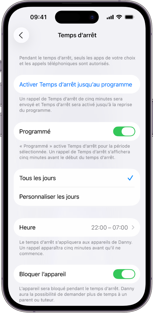 iPhone affichant l’écran de configuration de « Temps d’arrêt ». Un bouton Programmé se trouve vers le haut. Les options « Tous les jours » et « Personnaliser les jours » apparaissent en dessous, et « Tous les jours » est sélectionnée. Les heures de début et de fin se trouvent au milieu de l’écran et un bouton « Bloquer l’appareil » est situé vers le bas.