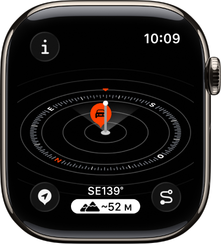 L’app Bussola con la vista Elevazione. Un waypoint su un quadrante inclinato. Un indicatore bianco mostra l’altitudine attuale, più in alto rispetto agli altri waypoint sul quadrante. Il pulsante Info è in alto a sinistra, il pulsante Waypoint è in basso a sinistra, il pulsante Altitudine è al centro in basso e il pulsante “Torna sui tuoi passi” in basso a destra.