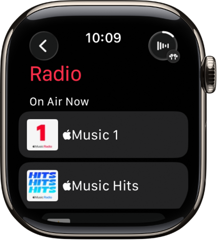Skrin Radio menunjukkan tiga stesen Apple Music. Butang Kini Dimainkan berada di bahagian kanan atas. Butang Balik berada di bahagian kiri atas.