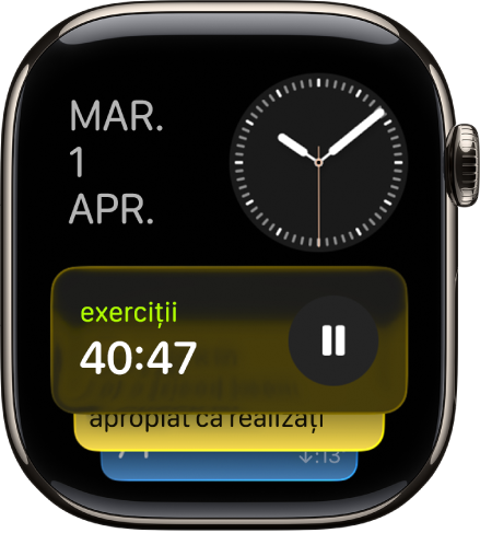 Stiva inteligentă de pe Apple Watch afișând Activități live și widgeturi.