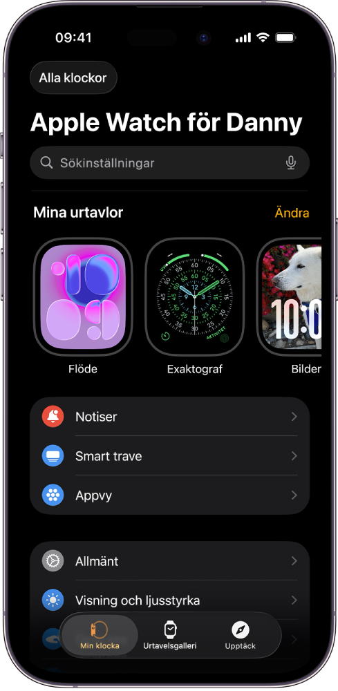 Apple Watch-appen på iPhone som visar skärmen Min klocka och dina urtavlor nästan högst upp och inställningar nedanför. Det finns tre flikar längst ned på skärmen i Apple Watch-appen. Fliken till vänster är Min klocka där du gör inställningar för Apple Watch. I fliken bredvid visas urtavelsgalleriet där du kan hitta urtavlor och komplikationer och nästa flik är Upptäck där du kan lära dig mer om Apple Watch.