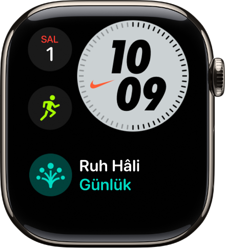 Nike Compact saat kadranı sol üstte günü ve tarihi, sağ üstte saati, sol ortada Antrenman komplikasyonunu ve Sayaçlar komplikasyonunu gösteriyor.
