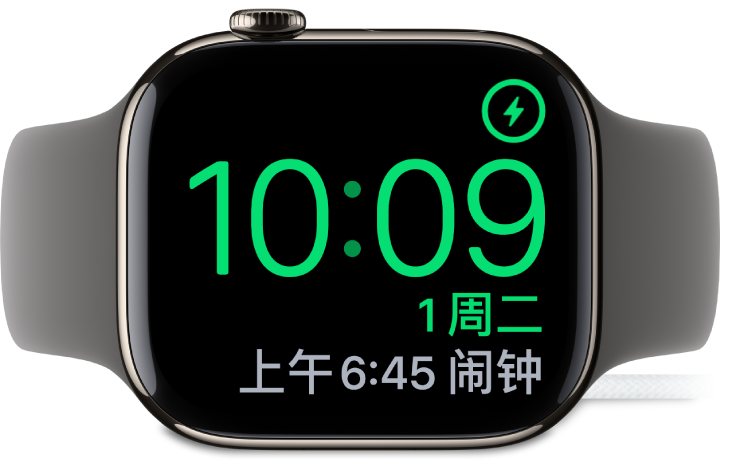 Apple Watch 侧放并充电时,屏幕右上角显示充电符号,在其下方显示当前时间及下一个闹钟时间。