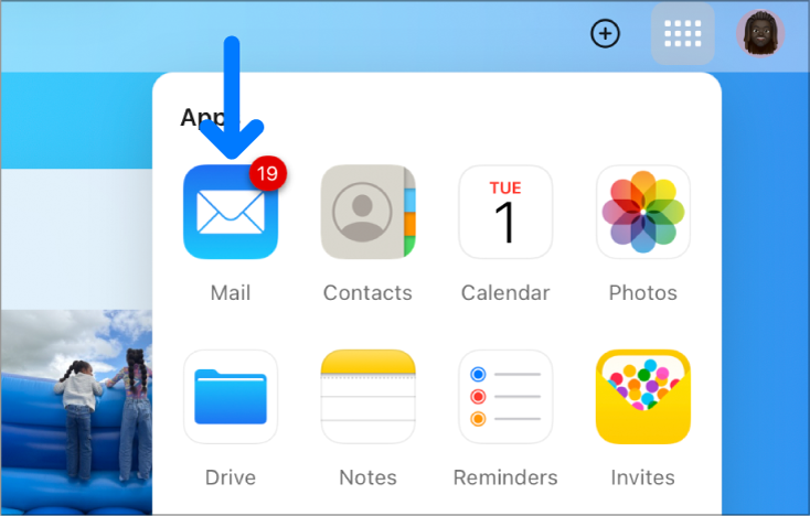 På iCloud.com-startsiden er Appstarter åben, og symbolet for appen Mail har et mærke med tallet tre.
