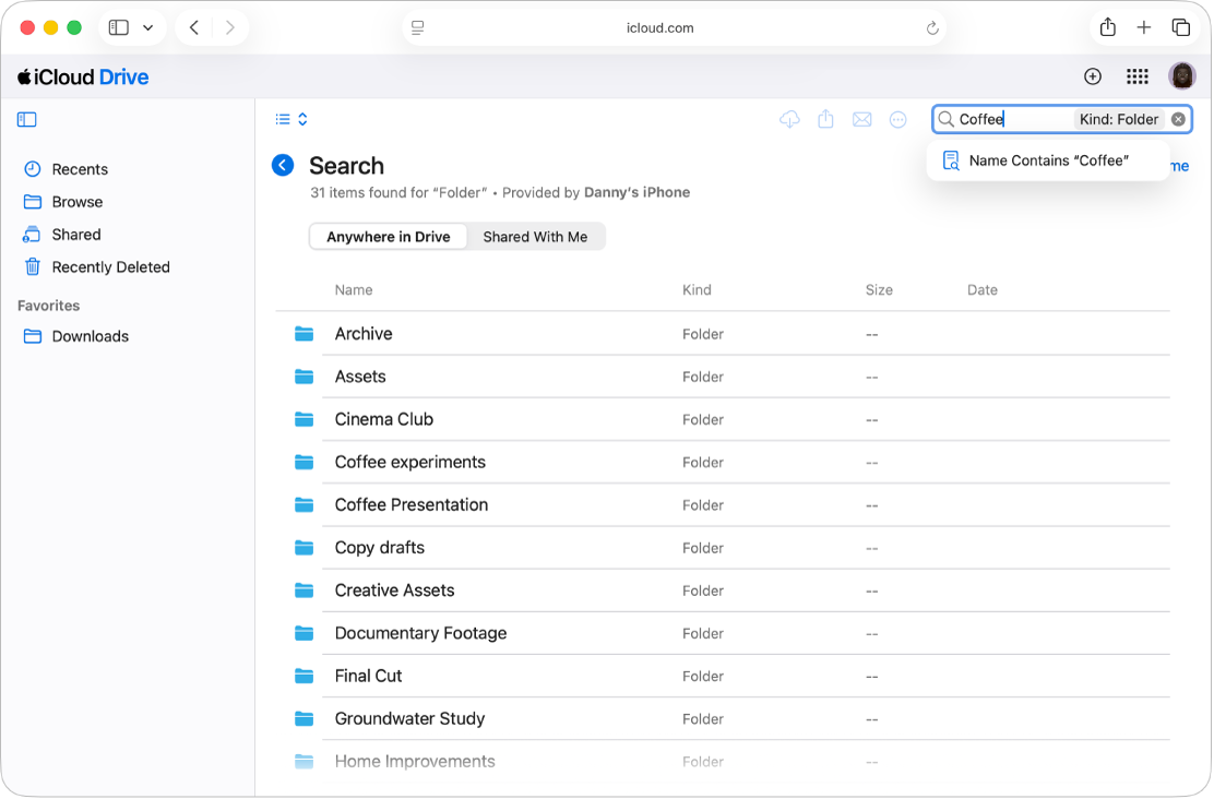 iCloud Drive est ouvert sur iCloud.com et affiche une liste de dossiers. Un terme est en cours de saisie dans le champ de recherche situé dans le coin supérieur droit de la fenêtre, et des suggestions apparaissent sous ce champ.