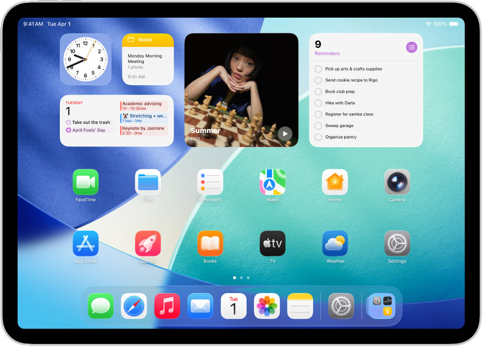 iPad-এর হোম স্ক্রিনে সেটিংস অ্যাপের আইকনসহ আরও বিভিন্ন অ্যাপের আইকন রয়েছে, আপনি আপনার iPad-এর সাউন্ড ভলিউম, স্ক্রিনের ব্রাইটনেস এবং আরও অনেক কিছু পরিবর্তন করার জন্য এগুলিতে ট্যাপ করতে পারেন।