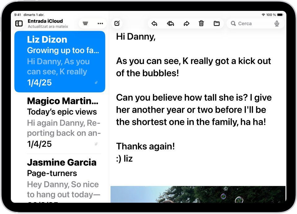 Un iPad amb l’app Mail oberta. Es veuen correus amb el text gran i en negreta.