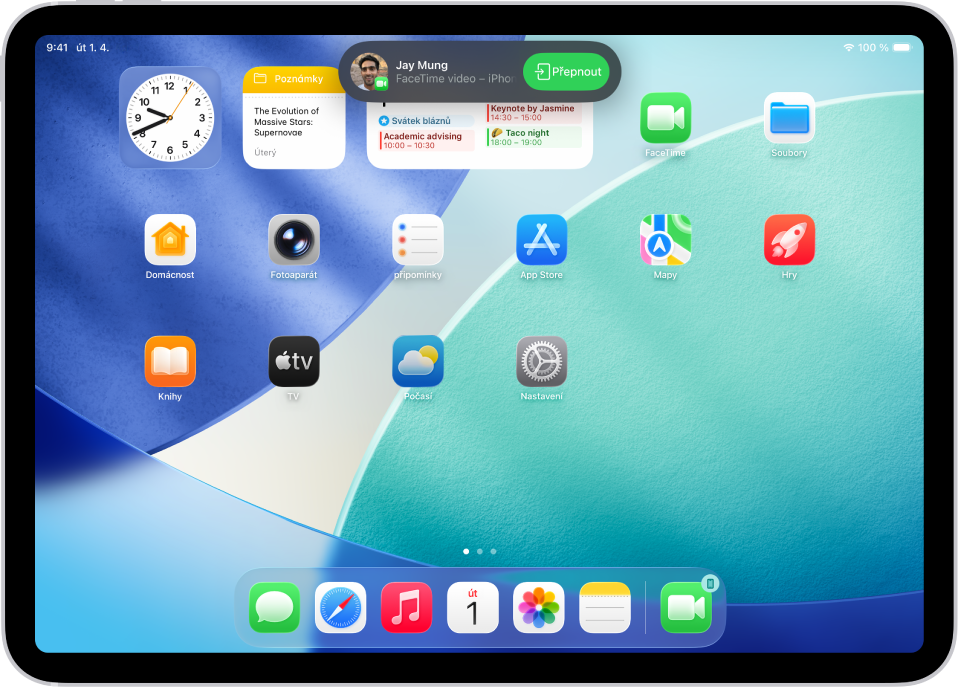 Plocha iPadu s oznámením o videohovoru FaceTime z iPhonu, zobrazeným u horního okraje. Klepnutím na Přepnout přepojíte hovor na iPad.