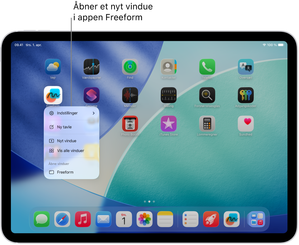 En hjemmeskærm på iPad. Appmenuen til Freeform er åben, og der vises en liste med handlinger, du kan vælge, f.eks. åbne et nyt vindue i appen, oprette en ny tavle, vise alle åbne vinduer m.fl.
