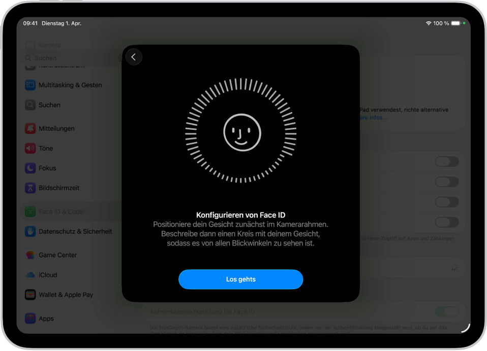 Der Konfigurationsbildschirm für die Face ID-Erkennung. Auf dem Bildschirm ist ein lächelndes Gesicht zu sehen, das von einem Kreis umgeben ist. Darunter weist Text den:die Benutzer:in an, den Kopf langsam zu bewegen, um den Kreis zu schließen. Unten auf dem Bildschirm wird eine Taste für „Los gehts“ angezeigt.