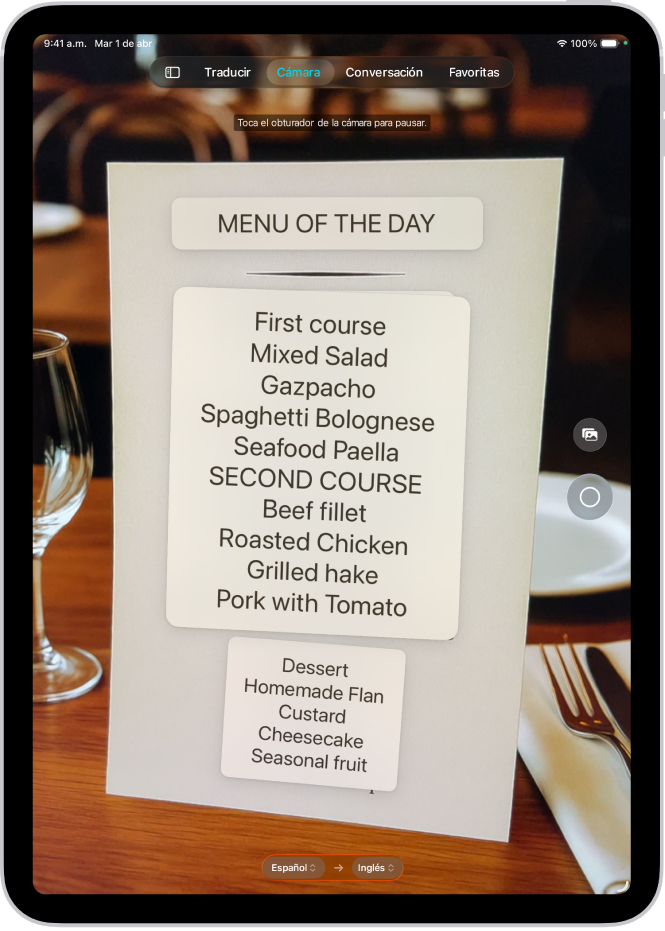 La pantalla de la cámara mostrando el menú de un restaurante con el texto traducido del español al inglés.