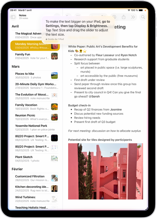Un iPad affichant une note dans l’app Notes et des étapes fournies par Siri expliquant comment agrandir le texte.