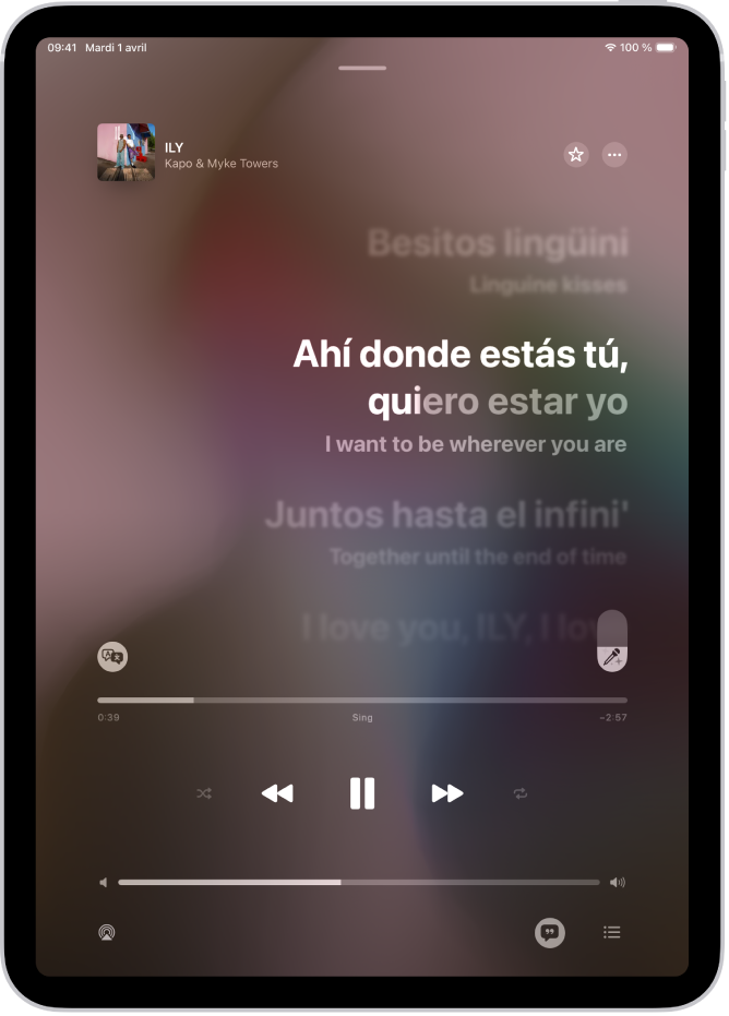 L’écran « À l’écoute » affichant le curseur « Apple Music Sing » à droite des paroles et le bouton « Traduction et Prononciation » à gauche. L’option Traduction est activée, afin que vous puissiez voir la traduction de l’espagnol vers l’anglais. Les paroles actuellement diffusées sont mises en surbrillance.
