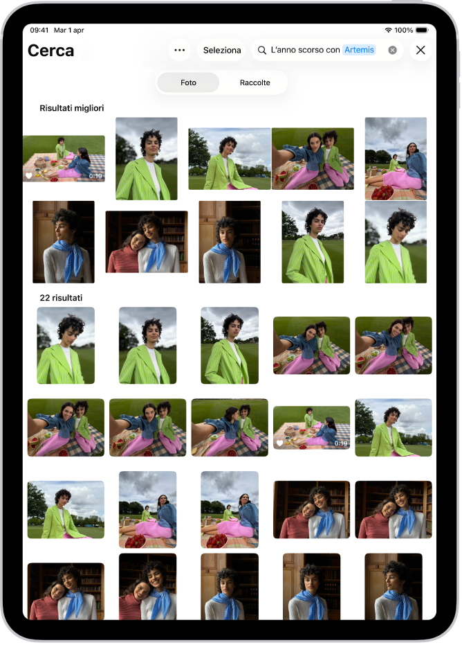 Su iPad vengono visualizzate foto nell’app Foto. In basso a destra della schermata è presente una barra di ricerca con una descrizione.