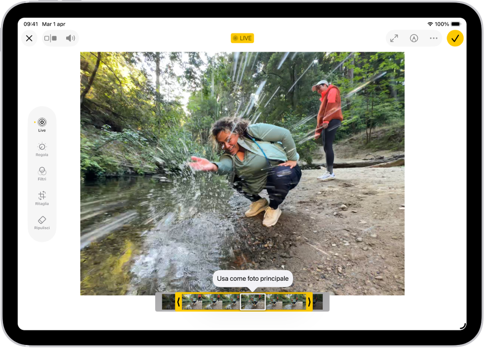 Al centro della schermata di modifica dell’app Foto è presente una Live Photo. Lungo il bordo inferiore del video è presente il visore dei fotogrammi e attorno ai fotogrammi selezionati da includere nella Live Photo modificata è visibile un bordo giallo; un singolo fotogramma è selezionato come foto principale. Gli strumenti di modifica si trovano sul lato sinistro dello schermo, dall’alto verso il basso: Live Photo, Regola, Filtri e Ritaglia. Live Photo è selezionato.