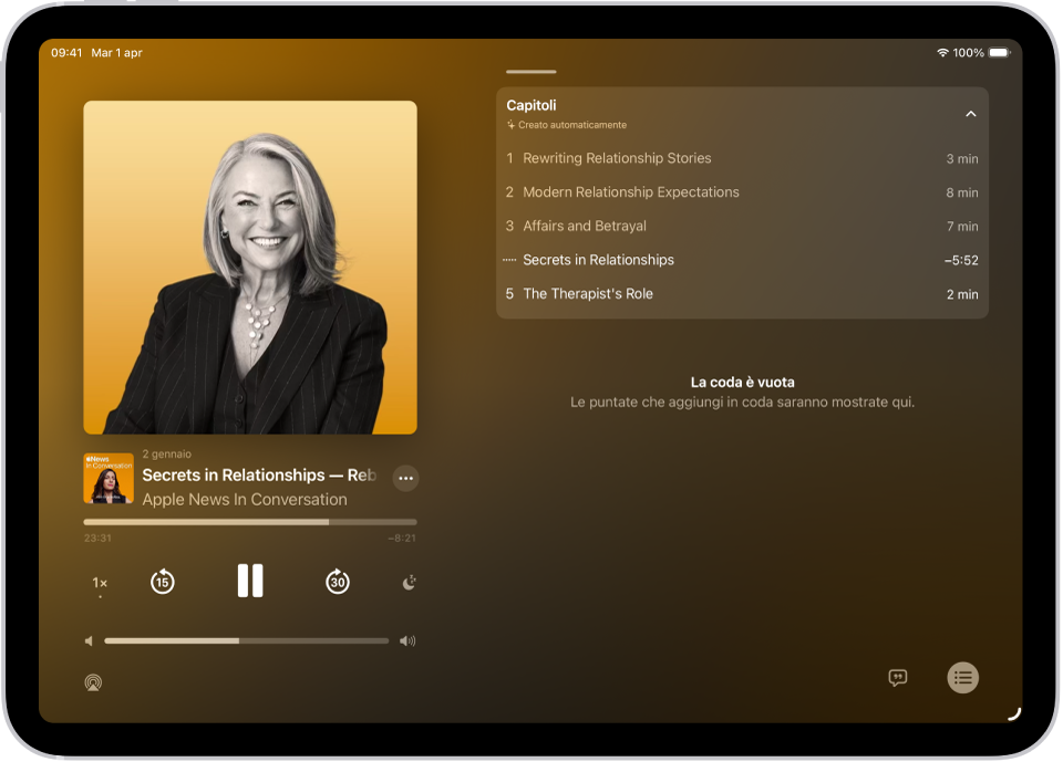 La schermata “In riproduzione” nell’app Podcast che mostra l’illustrazione di un podcast, il titolo di una puntata, i controlli di riproduzione e il cursore del volume. Nella parte destra dello schermo viene mostrato un elenco di capitoli. Nella parte inferiore dello schermo sono presenti l’icona di AirPlay, il pulsante “Visualizza la trascrizione” e il pulsante “In coda”.