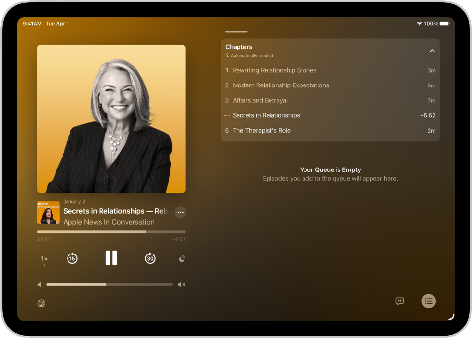 Skrin Kini Dimainkan dalam app Podcast, menunjukkan karya seni podcast, tajuk episod, kawalan main balik dan gelangsar kelantangan. Di bahagian kanan skrin ialah senarai bab. Di bahagian bawah skrin ialah butang AirPlay, ikon Lihat Transkrip dan butang Main Seterusnya.