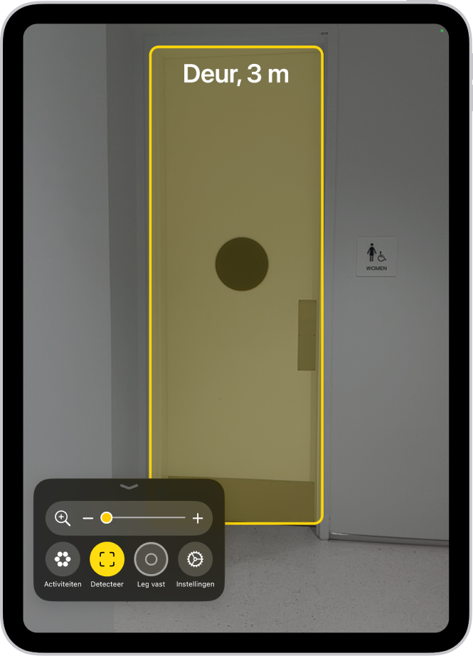 De Vergrootglas-app is geopend en er is een deur gedetecteerd. De afstand tot de deur wordt getoond.