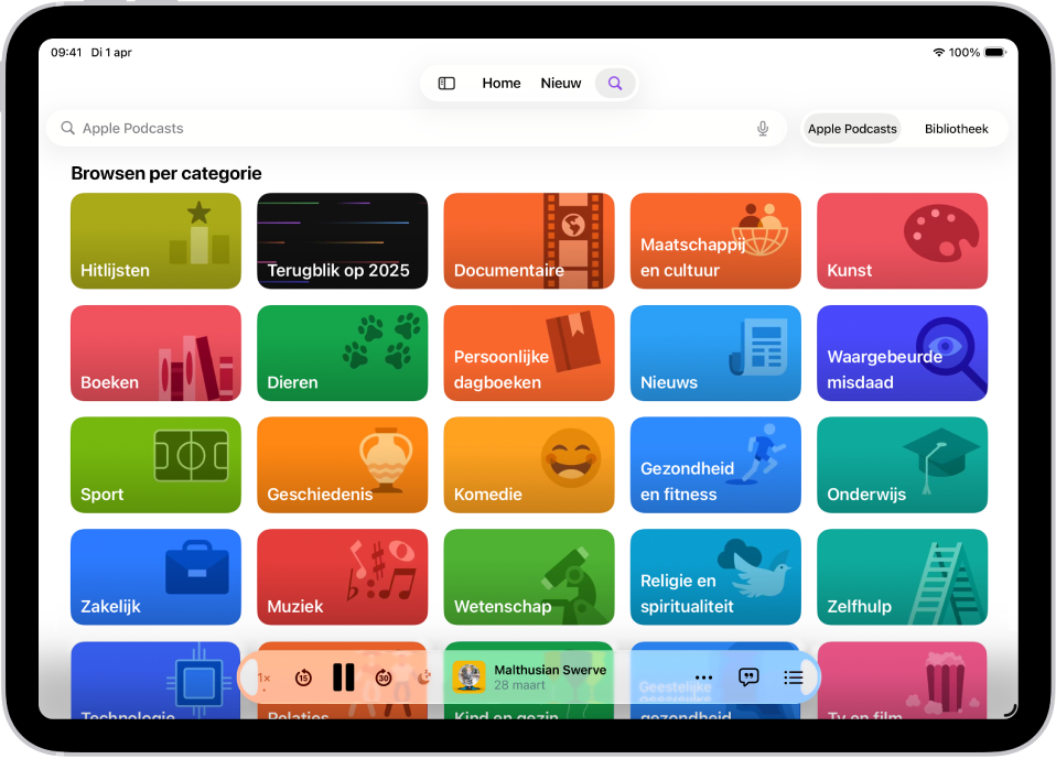 Het zoekscherm in de Podcasts-app met podcastcategorieën. Onder in het scherm staan een knop om terug te spoelen, een pauzeknop, een knop om vooruit te springen, een slaaptimerknop, de illustratie en de titel van de aflevering, de knop 'Meer' en de knop 'Bekijk transcript'.