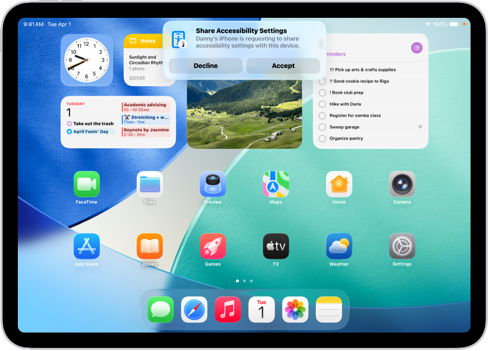 iPad ଏକ ନୋଟିଫିକେଶନ୍ ଦେଖାଉଛି, ଯେଉଁଥିରେ ଡାନିଙ୍କ iPhone ଆକ୍ସେସିବିଲିଟି ସେଟିଂସ୍ ଶେୟର୍ କରିବାକୁ ଅନୁରୋଧ କରୁଛି।