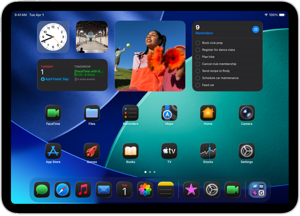 iPad ਦੀ ਹੋਮ ਸਕਰੀਨ ਜਿਸ ਵਿੱਚ ਡਾਰਕ ਮੋਡ ਚਾਲੂ ਹੈ।