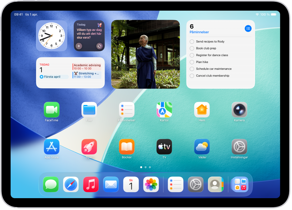 Hemskärmen på iPad. Överst på skärmen finns anpassade widgetar för Klocka, Dagbok, Bilder, Påminnelser och Kalender.