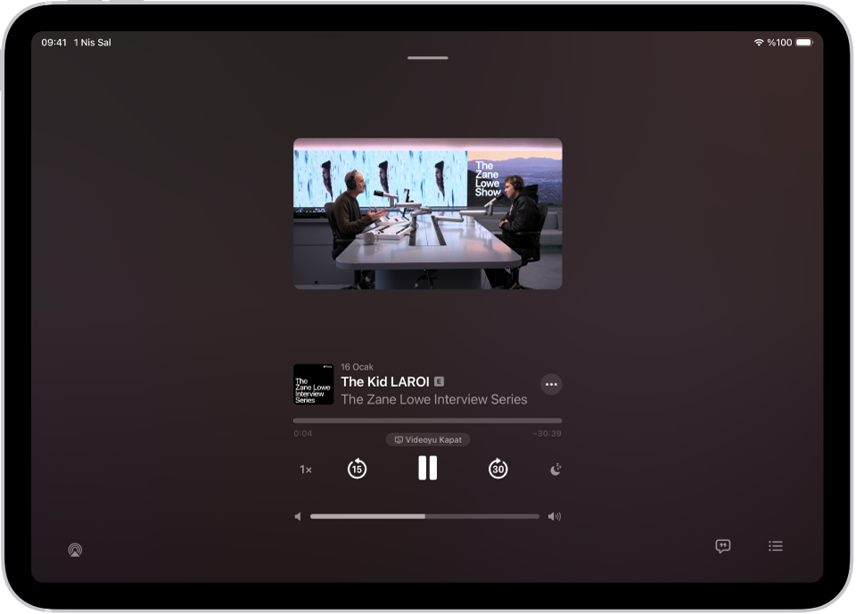 Podcast’ler uygulamasındaki Şu An Oynatılan ekranı; görüntülü bir podcast’i, bölüm başlığını, ilerleme çubuğunu, oynatma denetimlerini ve ses yüksekliği sürgüsünü gösteriyor. AirPlay düğmesi, Dökümü Görüntüle düğmesi ve Sıradaki düğmesi ekranın en altında görünüyor.