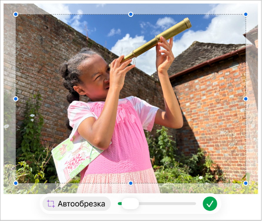 Изображение, на котором показано использование маски для обрезки фотографии.