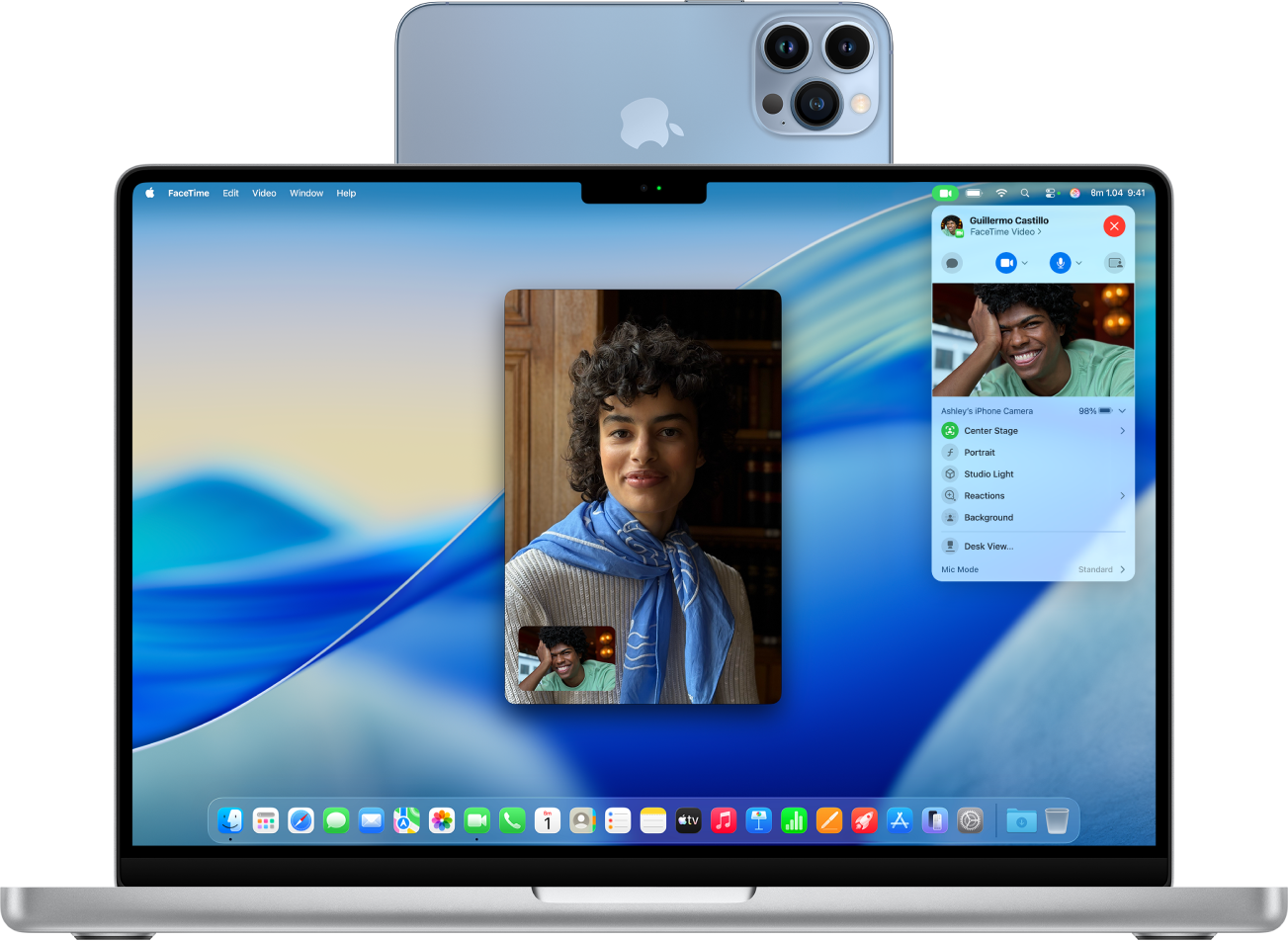 MacBook Pro, който използва iPhone като уеб камера и показва разговор във FaceTime.