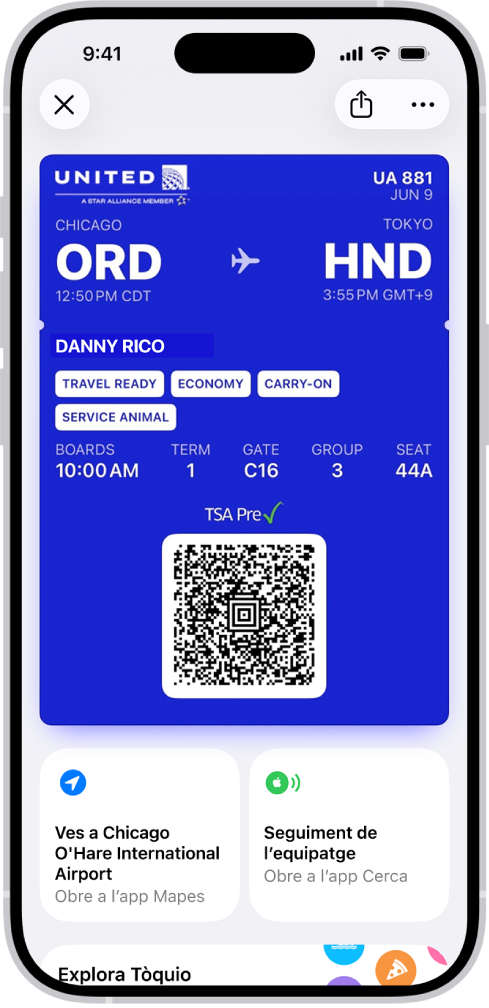 Targeta d’embarcament a l’app Cartera que mostra informació sobre un vol i el codi QR a la part inferior.