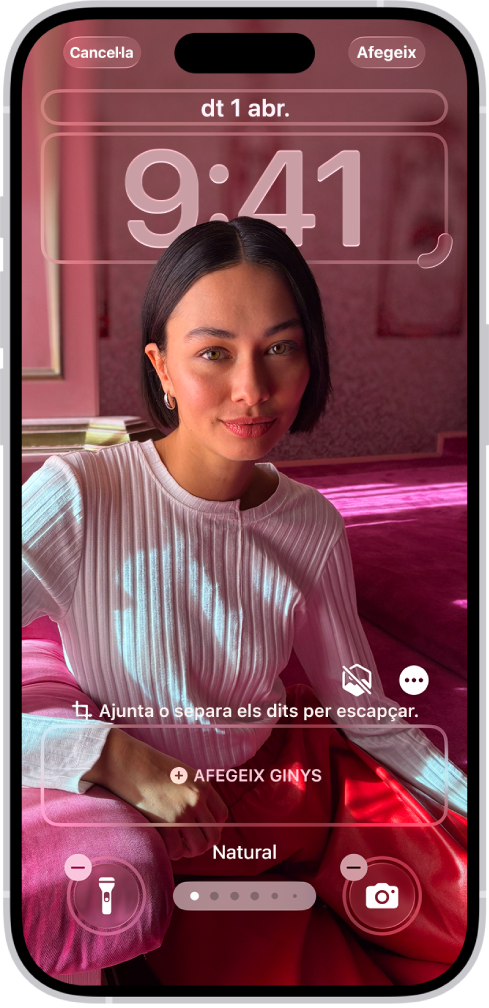 La pantalla bloquejada de l’iPhone mostra les opcions per afegir ginys, ajustar el fons i la mida del rellotge i canviar els controls de la part inferior de la pantalla.