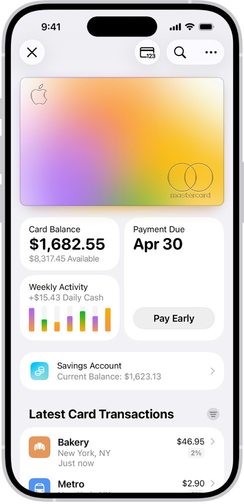 L’Apple Card a l’app Cartera, amb el botó “Més” a la part superior dreta. A sota de la imatge de la targeta hi ha el saldo, l’activitat setmanal i el botó de pagament. Al part inferior hi ha el saldo actual del compte del Savings i les transaccions més recents.