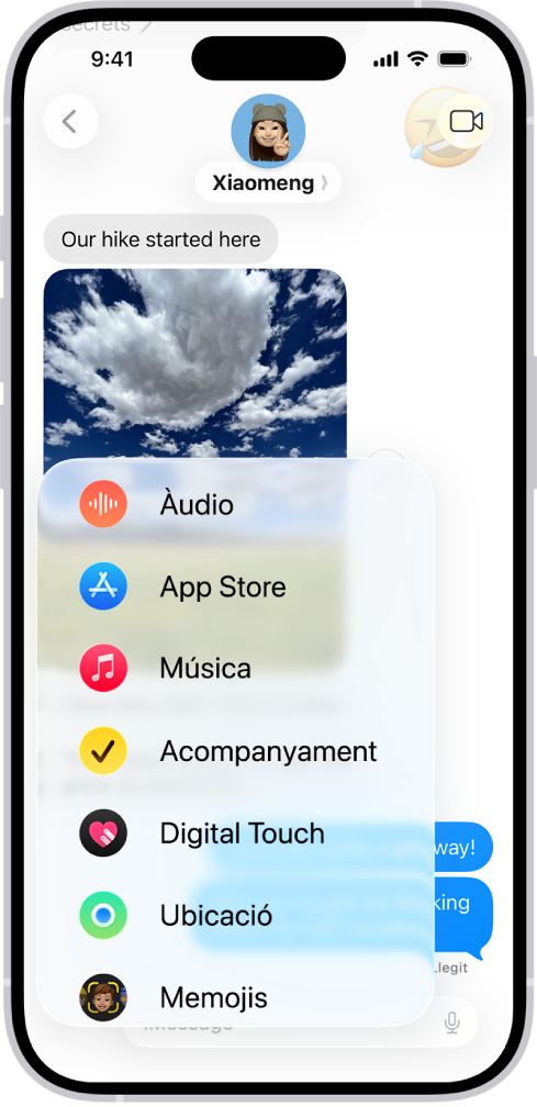 El menú “Afegeix” de l’app Missatges de l’iPhone mostra diverses funcions de l’iMessage: els missatges d’àudio, l’App Store, imatges GIF, l’acompanyament, Digital Touch, la ubicació compartida i els memojis.