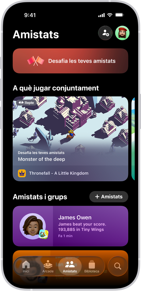 A l’app Apple Games es mostra la pestanya “Amistats” amb opcions per desafiar les amistats, suggeriments de jocs multijugador i activitats recents d’una amistat.