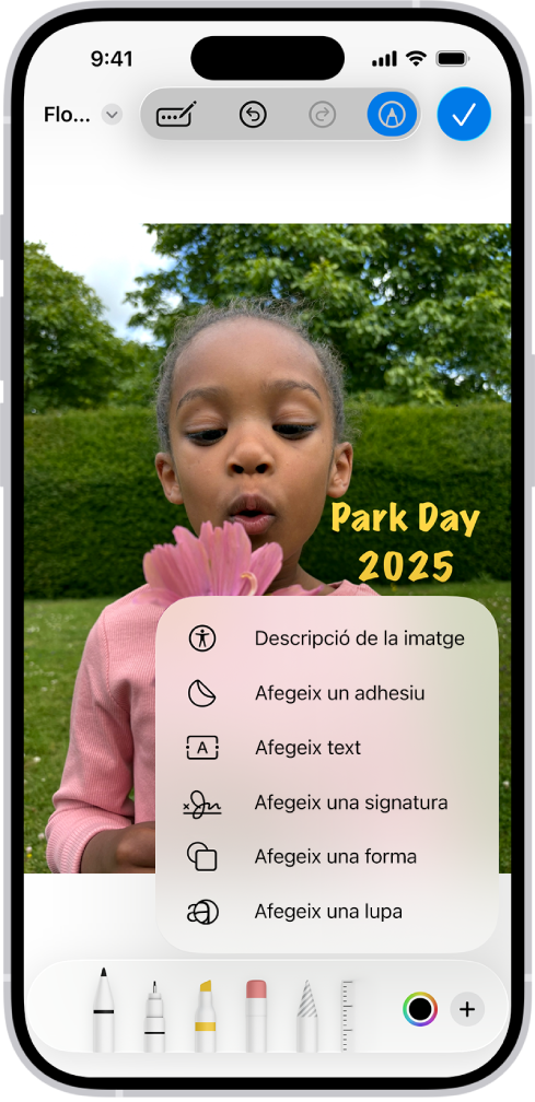 A l’app Mail, un PDF d’un arxiu adjunt té un adhesiu d’un emoji. A sota de la pàgina web hi ha les eines de marcatge.