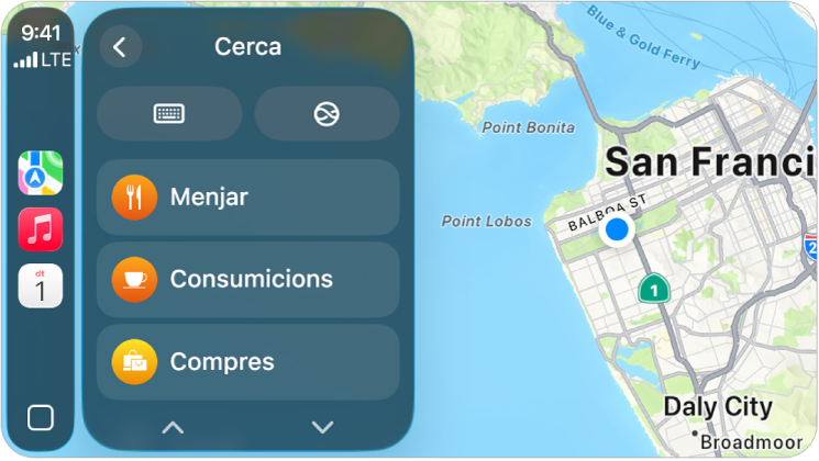 Una pantalla del CarPlay mostra un mapa de San Francisco. A la dreta hi ha els botons “Ubicació”, “3D”, “Informa de perills a prop” i “Zoom”. A la part inferior hi ha els botons “Cerca” i “Destinació”.