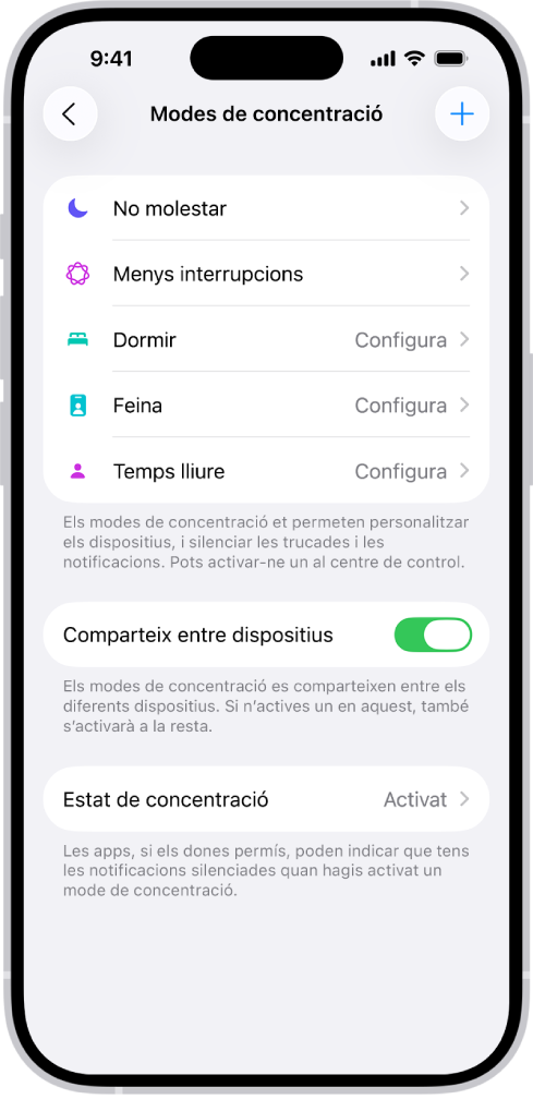 Una pantalla mostra quatre opcions de concentració disponibles: “No molestar”, “Temps lliure”, “Dormir” i “Feina”. El botó “Comparteix entre dispositius” permet fer servir la mateixa configuració de mode de concentració en tots els dispositius Apple en què hagis iniciat la sessió amb el mateix compte d’Apple.
