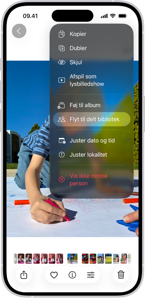 Et foto er åbent i appen Fotos. Øverst til højre på skærmen er der er en mulighed til at flytte fotoet til det delte bibliotek.