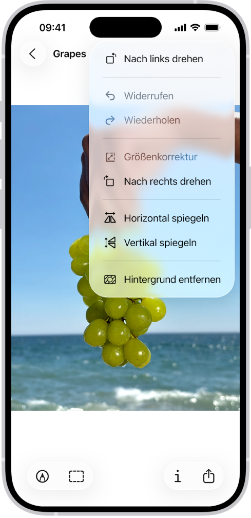 Auf einem Bildschirm wird ein Bild mit Trauben im Vordergrund angezeigt. Ein Menü zeigt die Option „Hintergrund entfernen“ an. Unten auf dem Bildschirm werden die Tasten „Markieren“, „Zuschneiden“, „Info“ und „Teilen“ angezeigt.