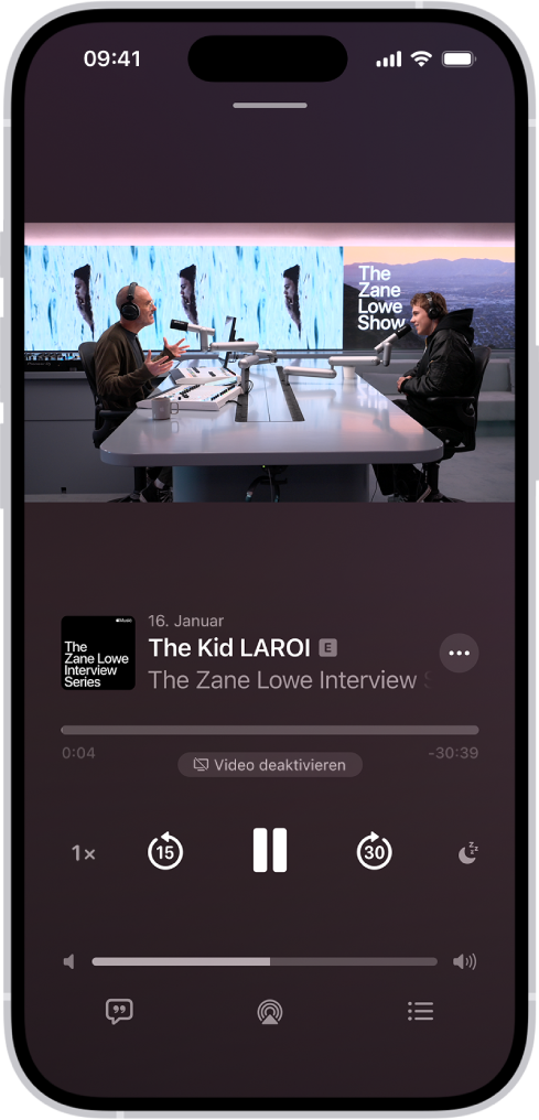 Der Bildschirm „Jetzt läuft“ in der App „Podcasts“ mit einem Video. Unter dem Video ist das Coverbild des Podcasts, der Titel der Folge, die Steuerelemente für die Wiedergabe und der Schieberegler für die Lautstärke. Unten im Tab sind die Taste „Transkript anzeigen“, das Symbol „AirPlay“ und die Taste „Nächster Titel“.