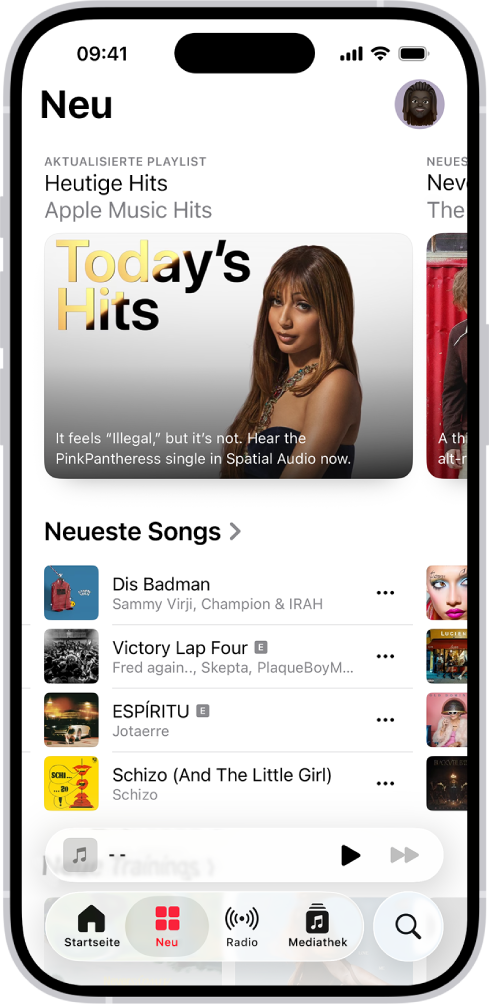 Der Tab „Neu“ mit einer aktualisierten Playlist oben. Du kannst nach links streichen, um mehr vorgestellte Musik und Videos zu entdecken. Der Bereich „Neue Titel“ erscheint unten. Du kannst auf dem Bildschirm nach oben streichen, um neue Musik und Empfehlungen zu sehen.