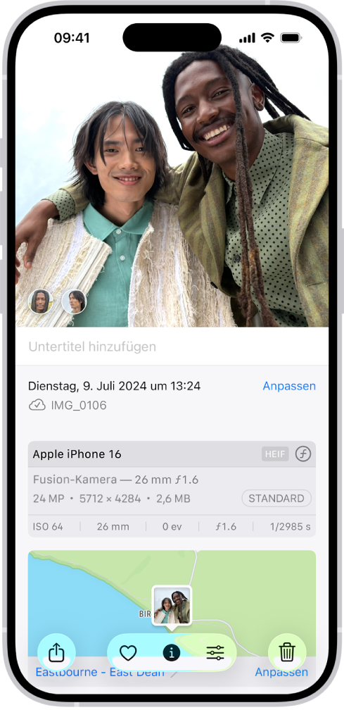 In der App „Fotos“ ist ein Foto geöffnet. In der unteren Hälfte des Bildschirms werden Informationen zum Foto angezeigt, darunter (von oben nach unten) Aufnahmedatum und -uhrzeit, Dateiname, verwendetes iPhone-Modell, Kameraeinstellungen und eine Karte des Ortes, an dem das Foto aufgenommen wurde.