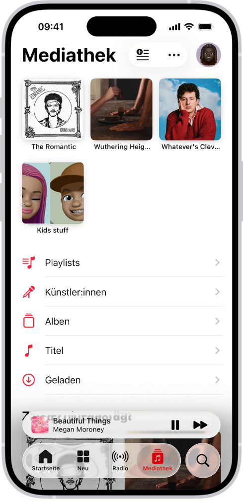 Der Tab „Bibliothek“ zeigt eine Liste mit Kategorien, einschließlich Playlists, Künstler:innen, Alben, Musiktitel, Musikvideos und geladene Titel. Die Überschrift „Zuletzt hinzugefügt“ wird unter der Liste angezeigt. Der Mini-Player mit dem Namen des aktuellen Musiktitels und den Tasten „Pause“ und „Nächster Titel“ unten.