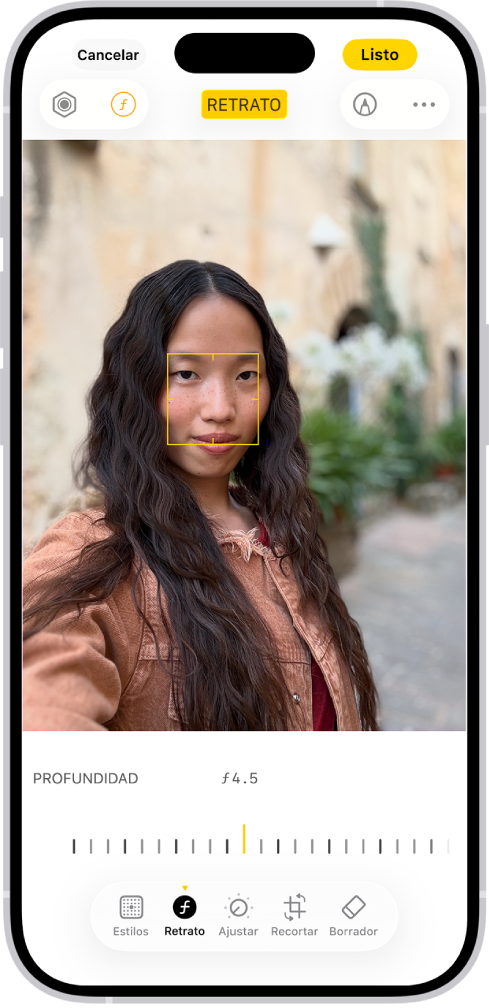 La pantalla de edición de la app Fotos con un retrato en el centro. Debajo de la foto hay un regulador para ajustar la configuración Ajuste de profundidad. Debajo del regulador, de izquierda a derecha, se encuentran los botones Estilo, Retrato, Ajustar, Filtros, Recortar y Limpiar. Se selecciona el botón Retrato.