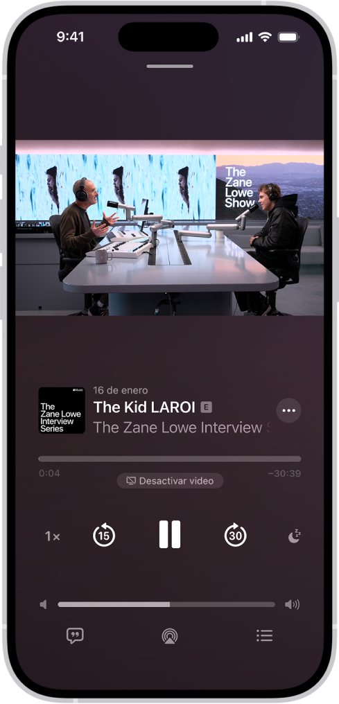 La pantalla Ahora suena en la app Podcasts, que muestra un video. Debajo del video se muestra la ilustración del podcast, el título del episodio, los controles de reproducción y el regulador de volumen. En la parte inferior de la pestaña están el botón Ver transcripción, el ícono de AirPlay y el botón Siguiente.