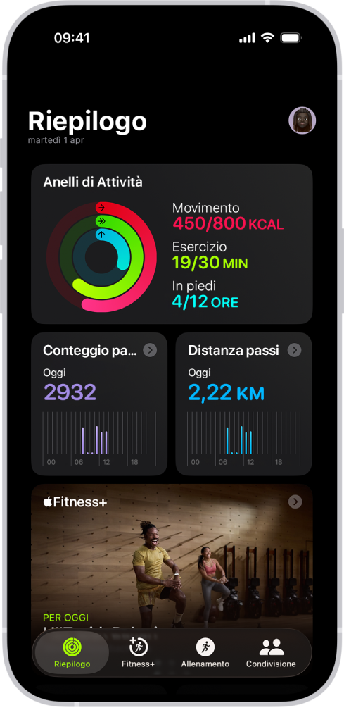 La schermata Riepilogo in Fitness, che mostra gli anelli di Attività, il conteggio dei passi, la distanza percorsa e le aree di Apple Fitness+.