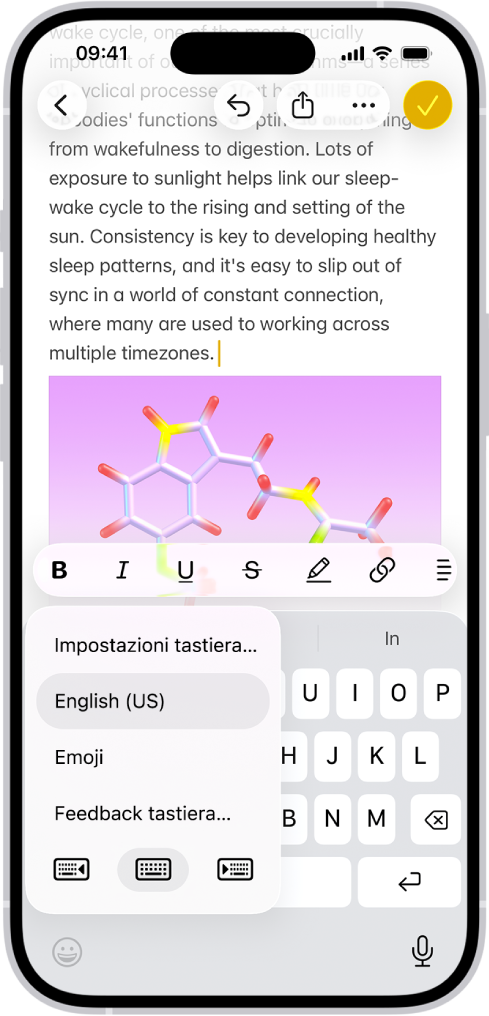 Il meno “Impostazioni tastiera” è aperto e mostra tre opzioni: “English (US)”, Emoji e “Feedback tastiera”. Nella parte inferiore del menu, da sinistra a destra, ci sono i pulsanti per il layout mano sinistra, il layout di default e il layout mano destra. Il pulsante per il layout di default è selezionato.