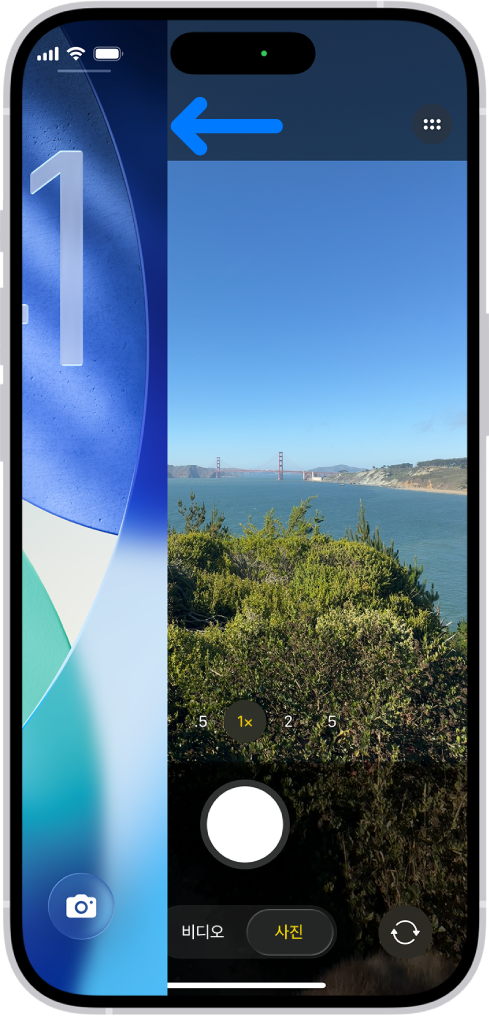 잠금 화면이 왼쪽으로 슬라이딩되고 화면의 오른쪽에 카메라가 열리는 iPhone 화면.